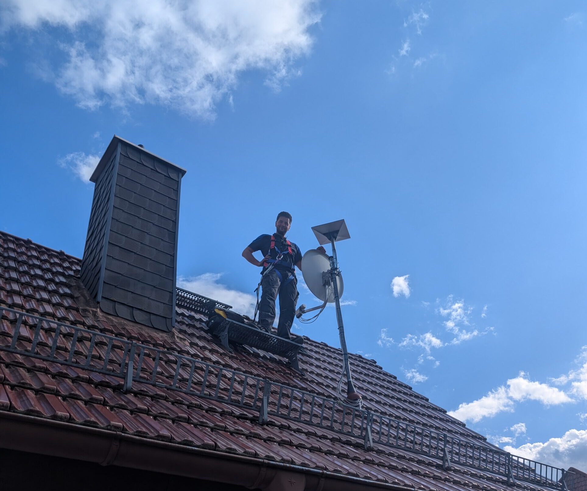 Techniker neben fertig installierter Starlink-Anlage in Thüringen